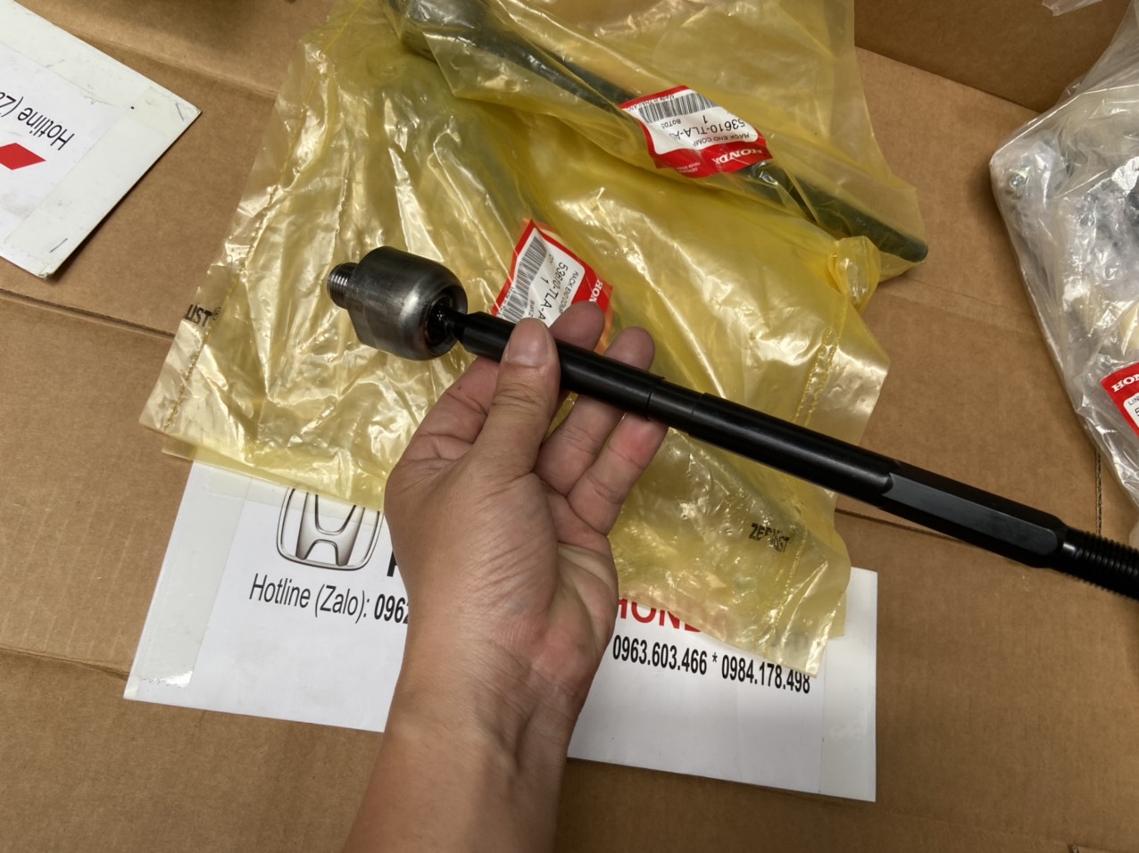 Rô tuyn lái trong xe Honda CRV 2018-2023